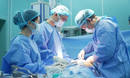 Người đàn ông nguy kịch do bị hàng xóm dùng đũa đâm xuyên mặt