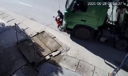 Sang đường ẩu, người đàn ông bị xe đầu kéo 'lùa' suýt mất mạng
