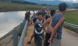 Lao xuống kênh cứu em, hai anh em ruột đuối nước thương tâm