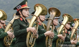 Nhan sắc rạng ngời của nữ chiến sĩ qu&#226;n nhạc luyện tập cho ng&#224;y hội lớn