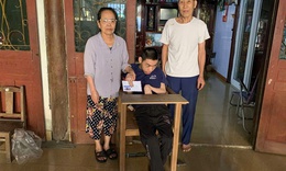 Báo Sức khỏe và Đời sống trao tiền bạn đọc hỗ trợ các hoàn cảnh khó khăn ở Hà Tĩnh