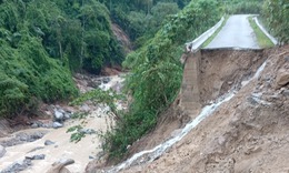 Mưa lớn khiến nhiều bản l&#224;ng ở x&#227; v&#249;ng bi&#234;n bị chia cắt

