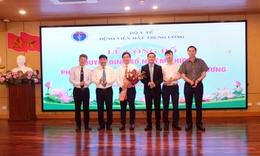 Bộ Y tế trao quyết định bổ nhiệm Ph&#243; Gi&#225;m đốc chuy&#234;n m&#244;n Bệnh viện Mắt Trung ương