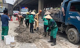 Đất thải rơi thành ụ giữa đường Nguyễn Xiển như cái bẫy, CSGT truy tìm thủ phạm