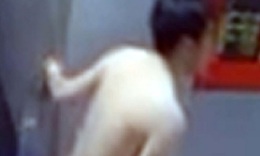 Truy tìm danh tính người đàn ông 'thoát y', đuổi theo một cô gái trong đêm