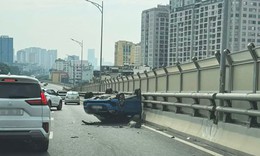 Ô tô 'ngửa bụng' sau tai nạn, tài xế mắc kẹt được cứu kịp thời