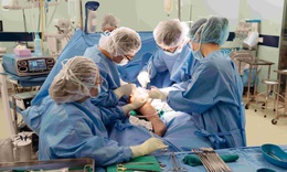 Vinmec lần đầu thay toàn bộ xương đùi cho bệnh nhi ung thư nhỏ tuổi