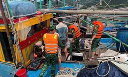 Bộ đội Biên phòng cứu 4 ngư dân đánh cá gặp nạn trên biển