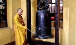 Đúng 6 giờ sáng ngày 1/7, các chùa trên toàn quốc cử chuông, trống cầu quốc thái dân an