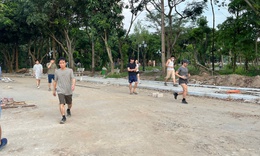 Hà Nội: Người dân 'vô tư' tập thể dục giữa công viên ngổn ngang gạch đá, bụi bay mù mịt