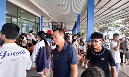 Nhiều người phải xếp hàng chờ đi vệ sinh ở Trạm dừng nghỉ cao tốc tây Ninh Bình