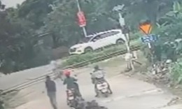 Clip: Nam thanh niên cứu cháu bé thoát chết trong tích tắc khi tàu hỏa lao đến