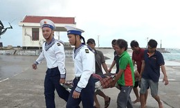 Qu&#226;n y đảo Song Tử T&#226;y cấp cứu ngư d&#226;n ng&#227; từ độ cao 3 m&#233;t xuống mạn t&#224;u