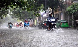 S&#225;ng nay H&#224; Nội t&#225;i diễn mưa d&#244;ng k&#232;m lốc s&#233;t