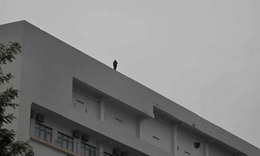 Gần 3 giờ &#39;nghẹt thở&#39; giải cứu ch&#225;u g&#225;i c&#243; &#253; định tự tử tại Bệnh viện Bạch Mai