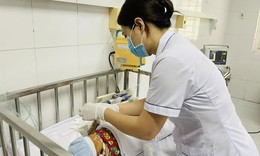 Trẻ sơ sinh 3 ng&#224;y tuổi nguy kịch v&#236; đẻ rơi, &#39;chữa mẹo&#39; bằng c&#225;ch uống mật ong, cứa dao lam khắp cơ thể