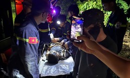 C&#244;ng an đu d&#226;y, xuy&#234;n đ&#234;m giải cứu t&#224;i xế mắc kẹt trong cabin xe dưới vực s&#226;u
