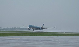 Mưa dông lớn bất ngờ làm gián đoạn 12 chuyến bay tại Nội Bài