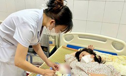 Bé trai chào đời trước cổng viện