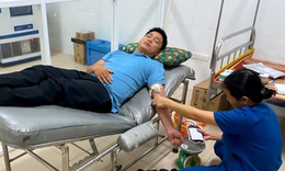 Nh&#226;n vi&#234;n y tế hiến m&#225;u gi&#250;p sản phụ băng huyết qua cơn nguy kịch