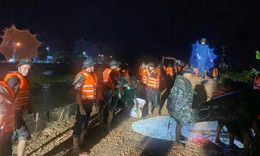 Hơn 300 người xuyên đêm gia cố đê sông Tam Điệp