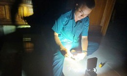 Buộc dây quanh người, Chỉ huy quân sự xã lao vào lũ cứu 5 người dân