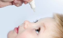C&#243; n&#234;n d&#249;ng nước muối sinh l&#253; nhỏ mắt cho b&#233; thường xuy&#234;n?