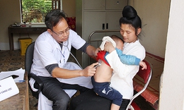 Nâng cao sức khỏe bà mẹ, trẻ em: Khi trưởng bản, hội phụ nữ 'gõ cửa từng nhà' vận động tiêm chủng