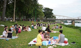 Không gian xanh mát bên sông Hương thành 'điểm hẹn quốc dân' ở Huế