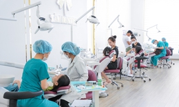 Đi tái khám, nữ sinh sững sờ khi thấy phòng khám niềng răng đã 'biến mất'