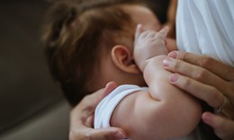 Cho trẻ dưới 6 tháng tuổi uống nước bao nhiêu là đủ?