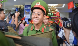 Nụ cười rạng rỡ của c&#225;c c&#225;n bộ, chiến sĩ miền Nam chuẩn bị cho lễ diễu binh dịp Quốc kh&#225;nh 2/9
