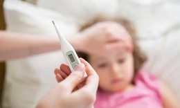 Trẻ em sốt do mắc bệnh g&#236;?