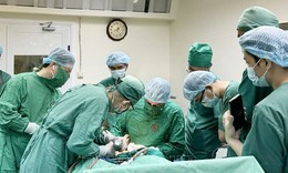 Nối chi, giữ lại cẳng chân gần như đứt rời cho người bệnh bị tai nạn máy cắt cỏ