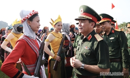 Trung tướng Trương Thi&#234;n T&#244; kiểm tra c&#225;c khối diễu binh chuẩn bị đại lễ 2/9