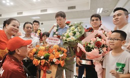 Chiếc c&#250;p v&#244; địch U23 Đ&#244;ng Nam &#193; c&#249;ng c&#225;c cầu thủ đ&#227; về đến H&#224; Nội
