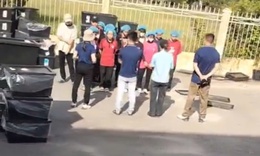 Bắt c&#244;ng nh&#226;n đứng giữa nắng nghe &#39;phổ biến c&#244;ng việc&#39;, c&#244;ng ty bị y&#234;u cầu xin lỗi