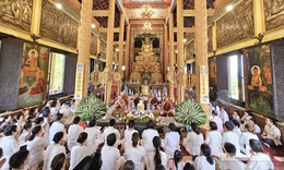 Trang nghi&#234;m Lễ d&#226;ng y tắm mưa tại ch&#249;a Khmer