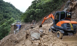 Mưa lớn gây sạt lở, người dân lo đá tảng đổ xuống đường