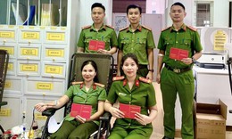 Bốn cán bộ công an hiến máu cứu cụ bà 92 tuổi qua nguy kịch
