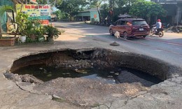 Hố tử thần ở Phú Thọ tiếp tục lan rộng, 'hút sạch' 8 xe đất đá đổ xuống