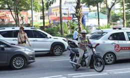 Xe máy 'lạc' làn phải đi lùi trên đường Võ Chí Công ngày đầu phân làn cứng