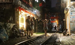 Hà Nội vẫn xảy ra nhiều vụ tai nạn đường sắt, 'cà phê đường tàu' bị yêu cầu xử lý