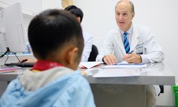 GS.BS McKay McKinnon - Chuy&#234;n gia phẫu thuật khối u khổng lồ, dị dạng phức tạp nổi tiếng thế giới trở lại Việt Nam