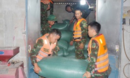 Huế lùi ngày học sinh tựu trường, quân đội về vùng trũng giúp dân di chuyển lương thực