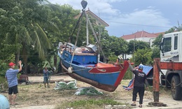 Người d&#226;n Quảng Trị gặt đ&#234;m, cẩu thuyền l&#234;n bờ trước b&#227;o số 5