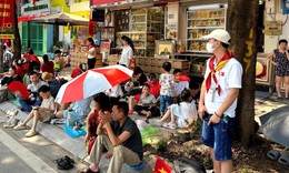 Người Hà Nội phát nước, bật quạt phục vụ người dân xem diễu binh: 'Tôi chỉ muốn đồng bào mình thật vui'