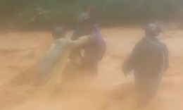 Video cán bộ xã vượt lũ dữ sơ tán dân bản đến nơi an toàn