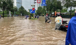 Nhiều tuyến phố Hà Nội ngập sâu trong mưa, xe không thể di chuyển