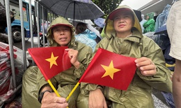 Người dân đội mưa từ đêm hôm trước để chờ xem sơ duyệt, đường Hùng Vương - Trần Phú đã kín chỗ